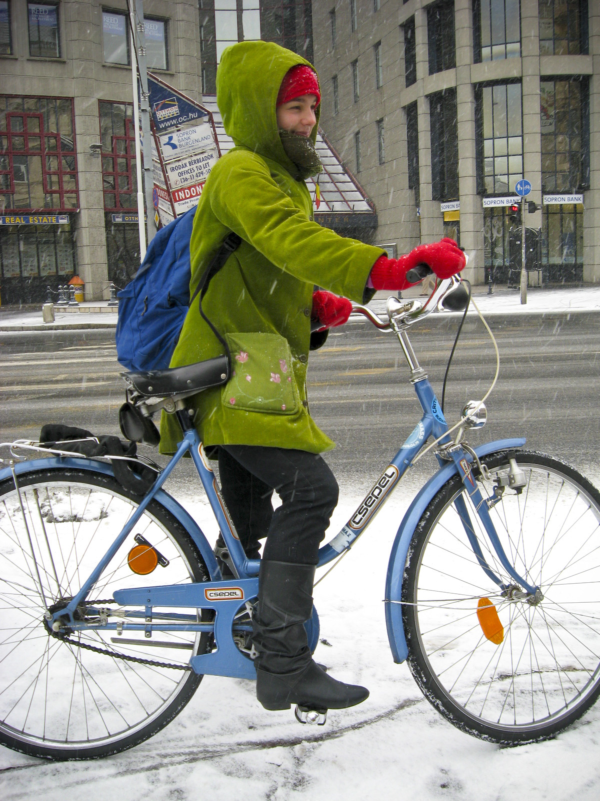 Retró bringával a hóesésben