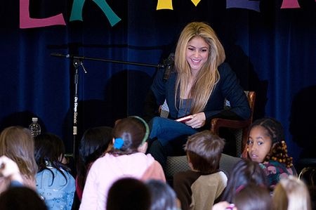 estha: Shakira y los ninos 02