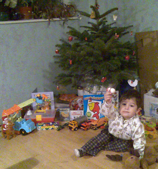 baator: a karácsonyfa előtt az ajándékaimmal