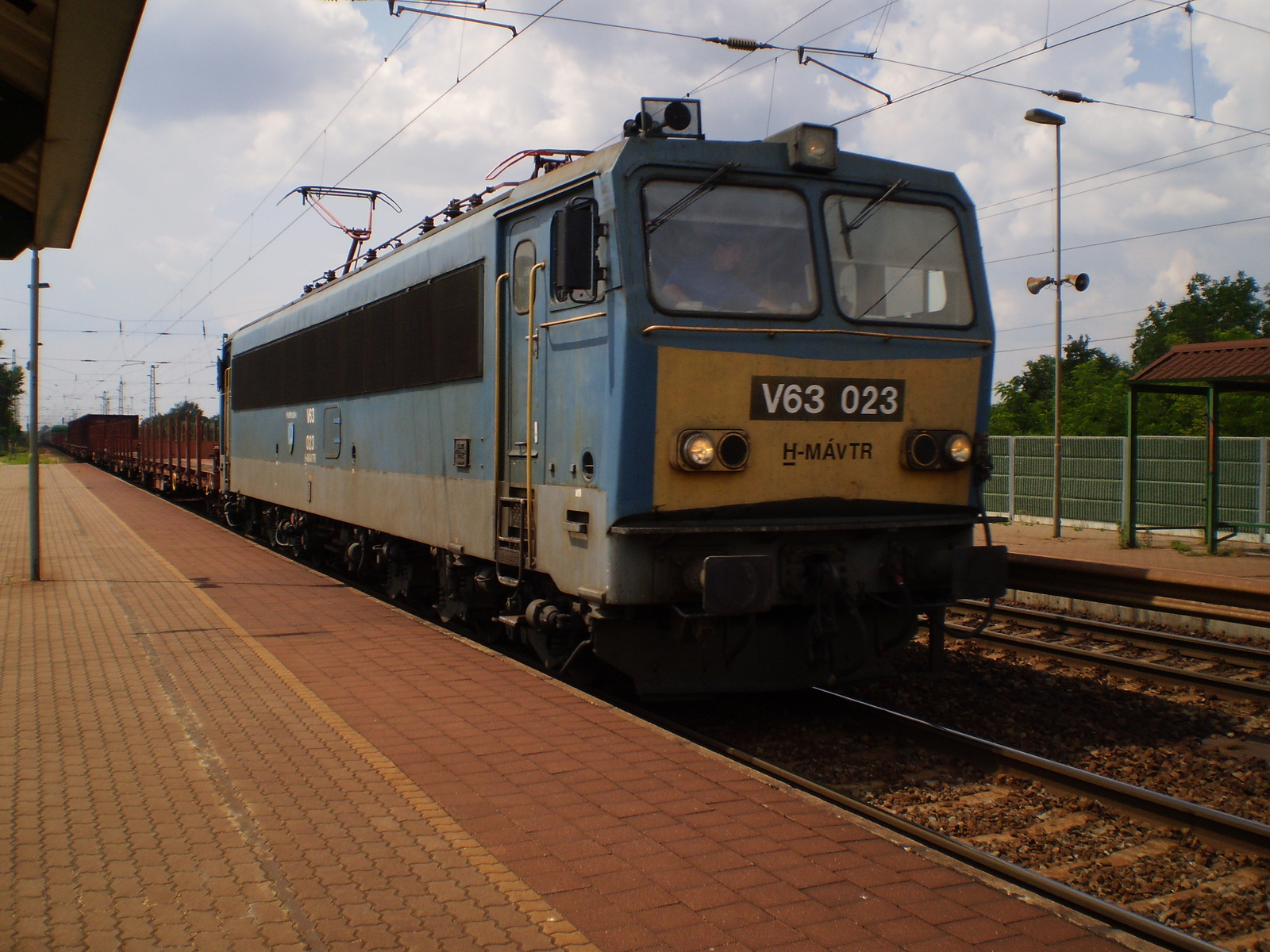 MÁV V63 023 tehervonatával Üllőn