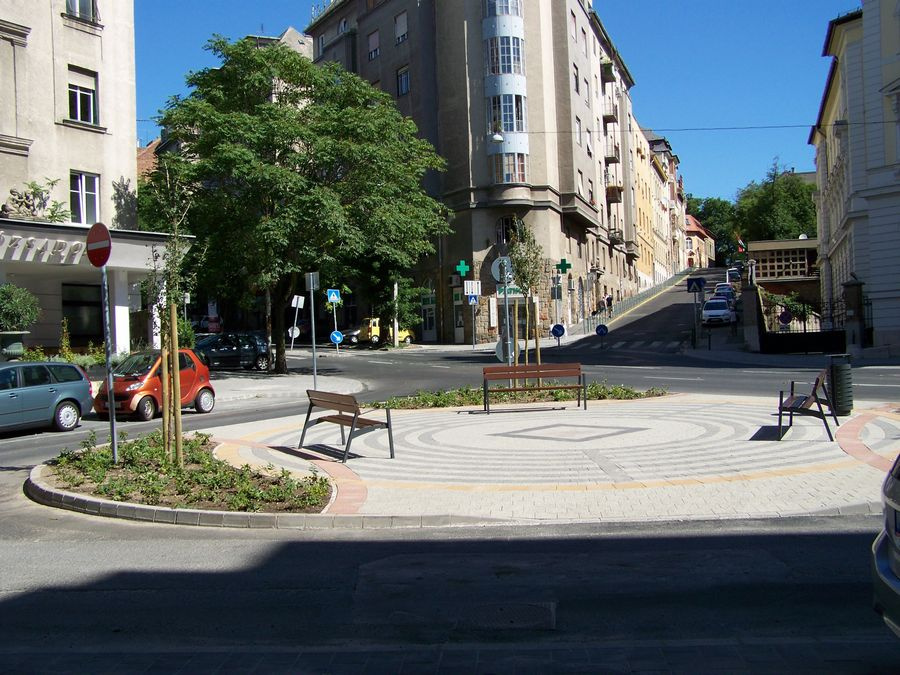 A park és szemben a Buday László utca.