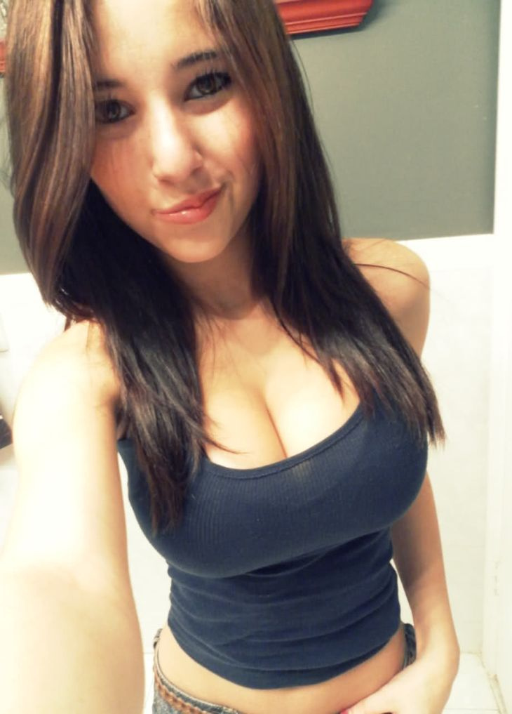 Angie-Varona-hot-self-shot-pics27