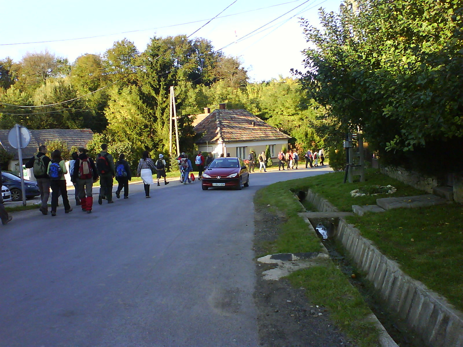 16.40 hoszú sorban vonultunk