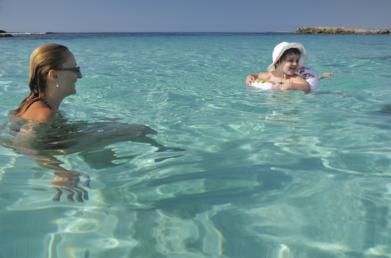 Maja és Kriszti Nissi vízben