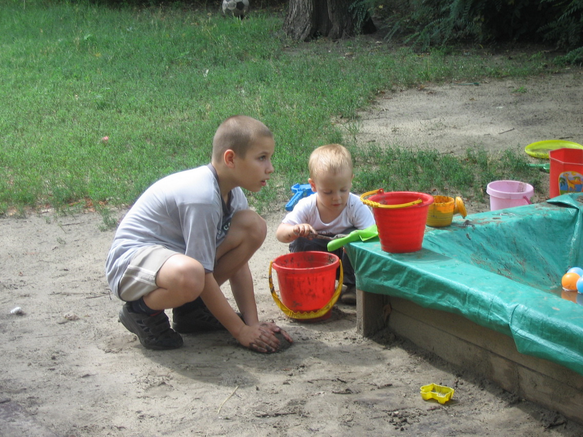 Játszás azudvaron