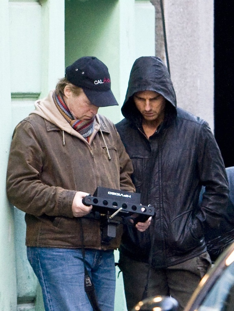 tom-cruise-frowning-in-prague-02