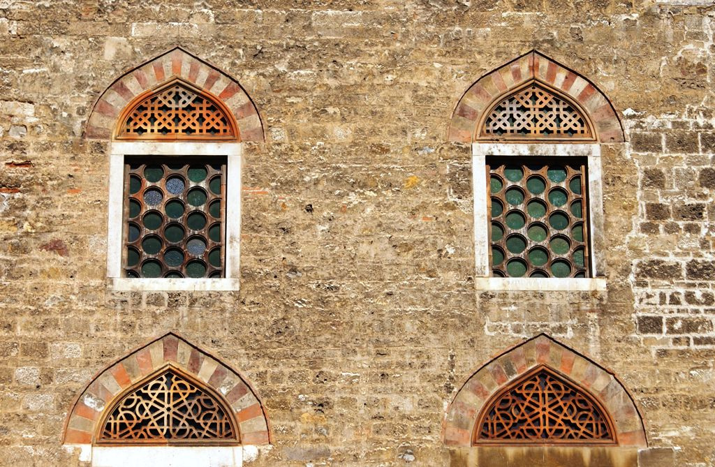 Pécs - ablakok a Gázi Kászim Pasa egykori dzsámiján