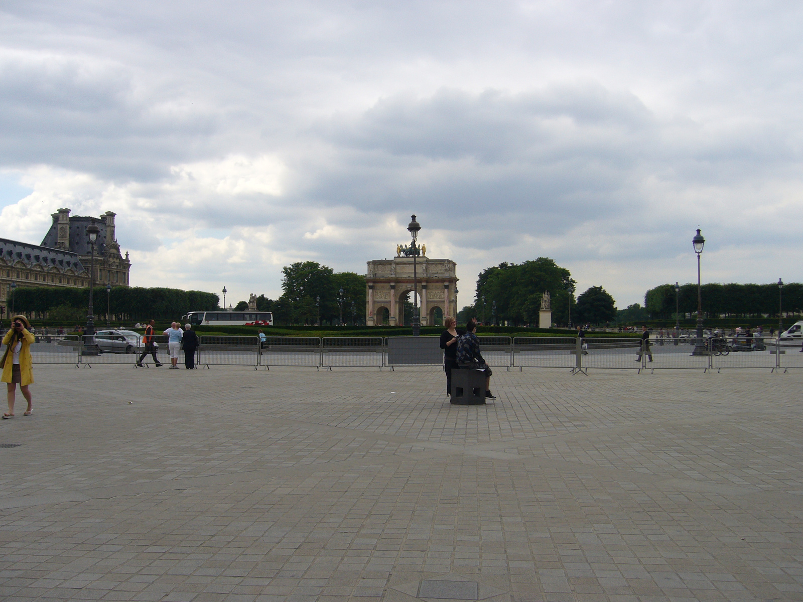 louvre előtt