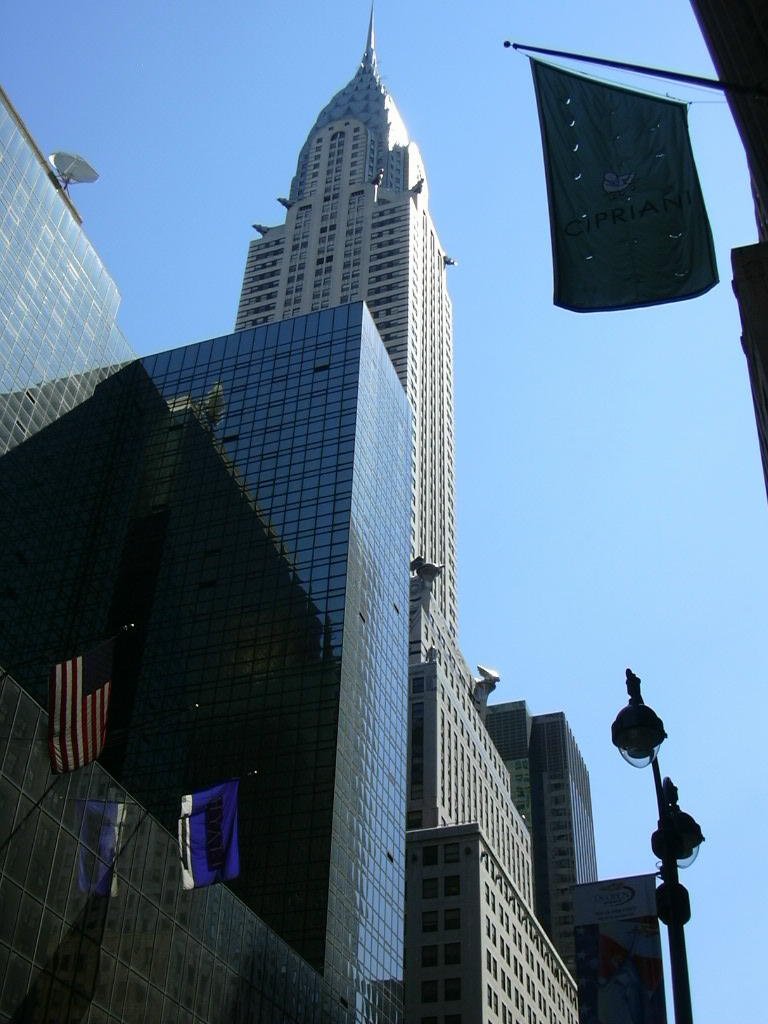 285 Chrysler Bldg. az E 42nd St. felől