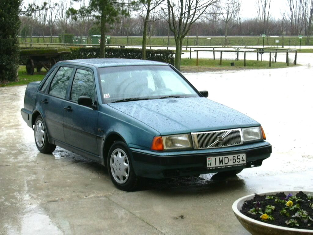 022 Volvo 460 a szállodai parkolóban