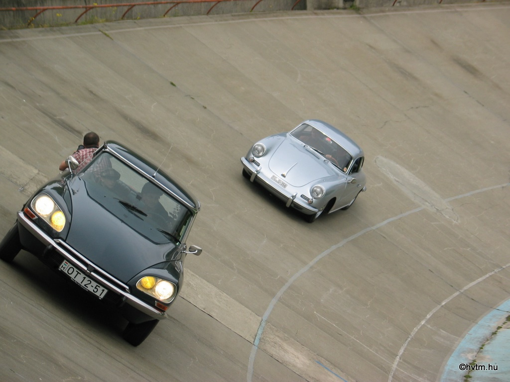 Porsche 356 follows a DS
