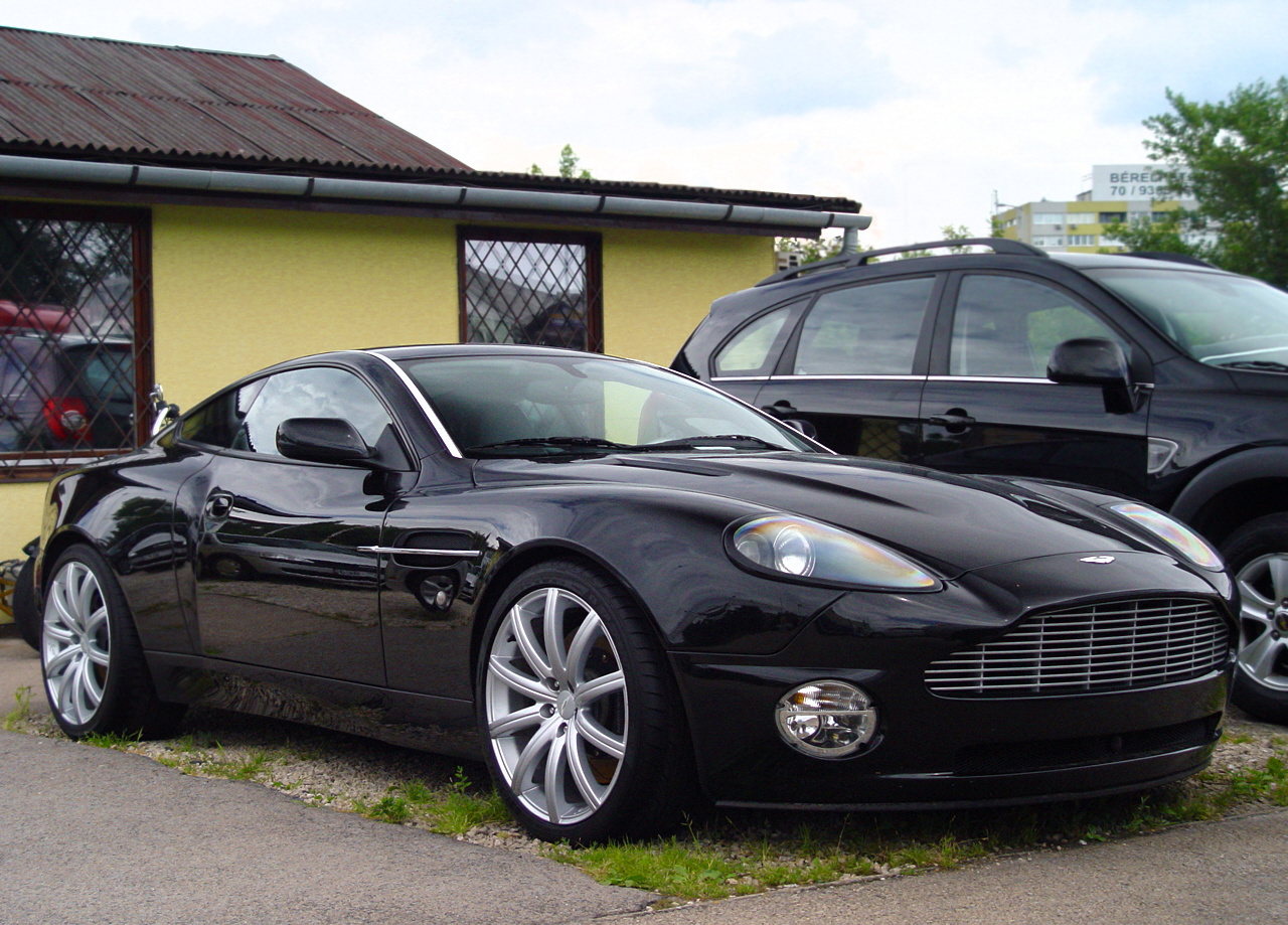 Aston Martin V12 Vanquish