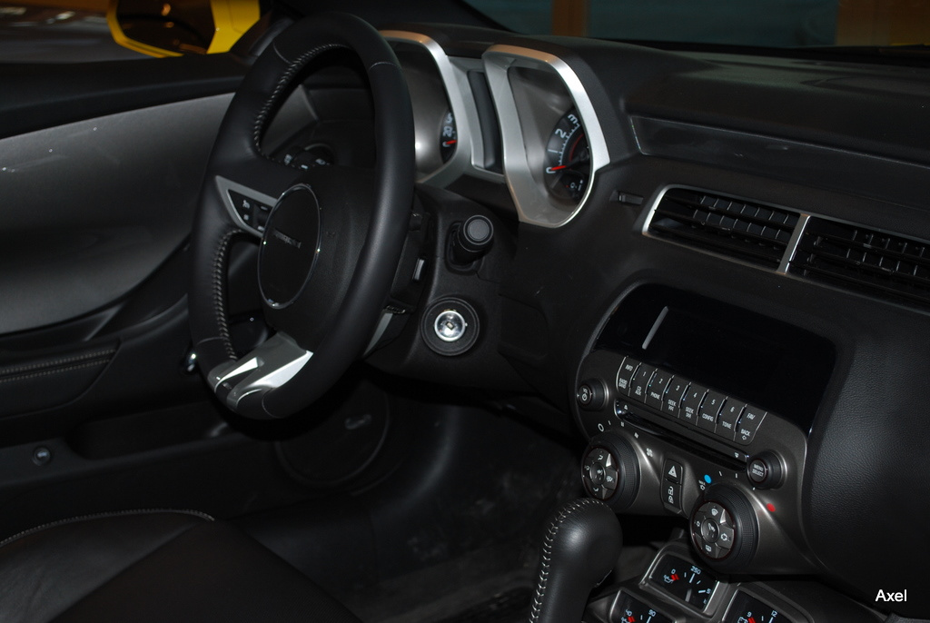 Camaro SS cockpit2.