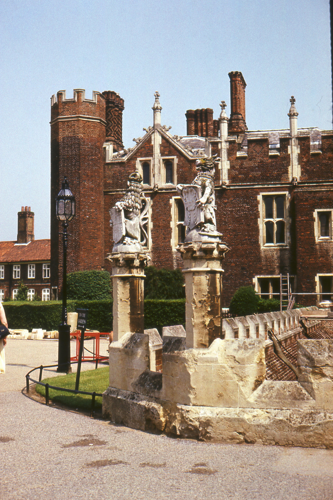 329 Hampton Court kapuja