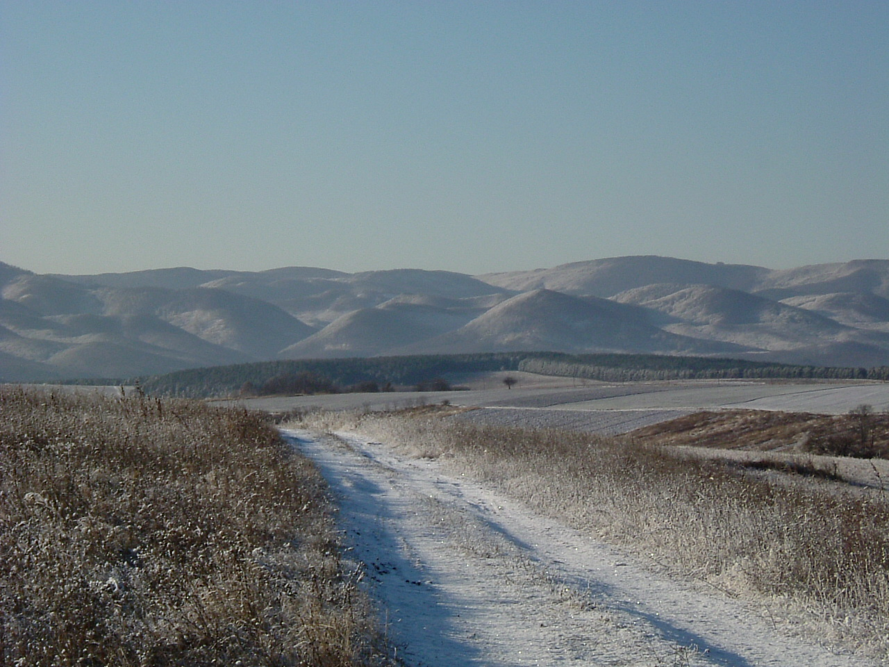 DSCF6500Pusztafalu felett, a környező hegyek