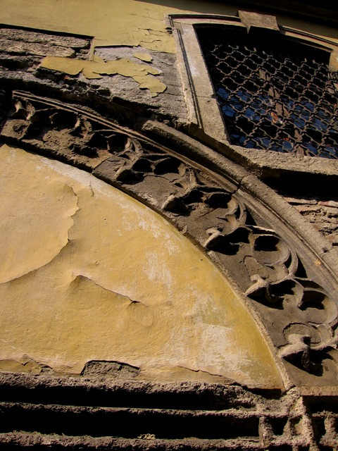 Gótikus ívmező és barokk ablak