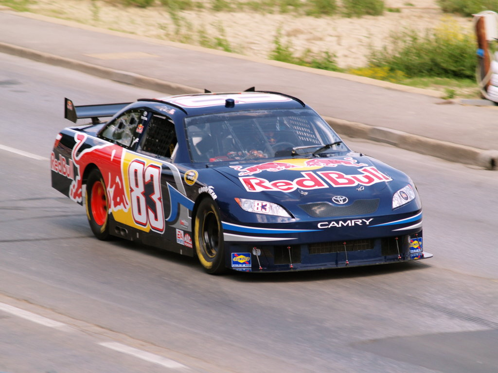 Sebastian Buemi és a Toyota Camry NASCAR