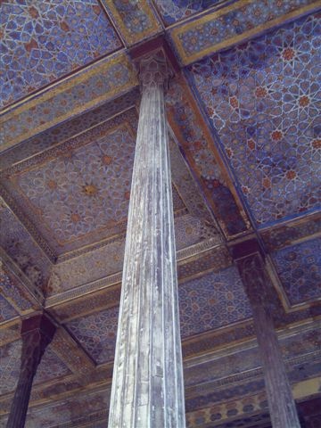 Iszfahán, egy oszlop az ún. 40 oszlopos palotából