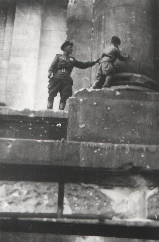 Volodya Tarnovsky hoz egy autogrammot egy oszlop a Reichstag.