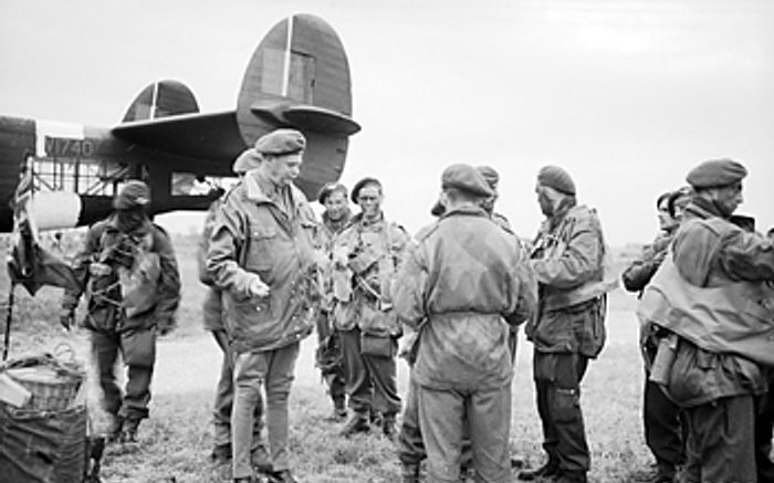 Major General Gale talking to troops of 5th Parachute Brigade