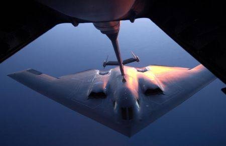 450-B-2 Spirit stealth bomber refuels