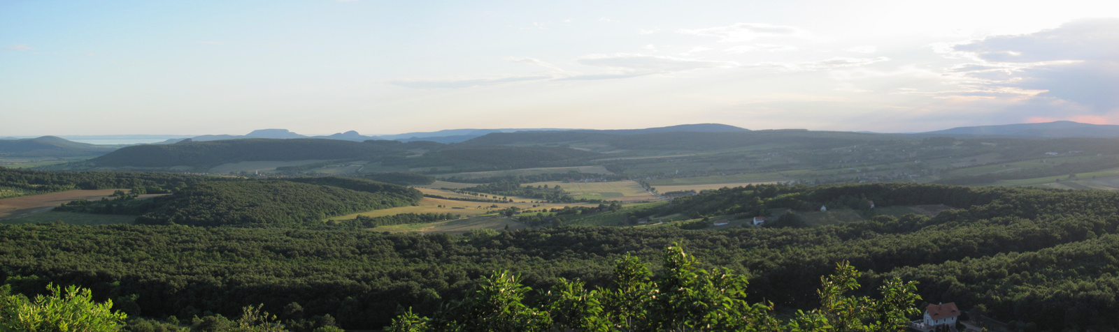 2011.06.21.kilátás a Halom hegyről.