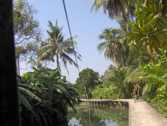 bicajjal jarom egesz thailandot