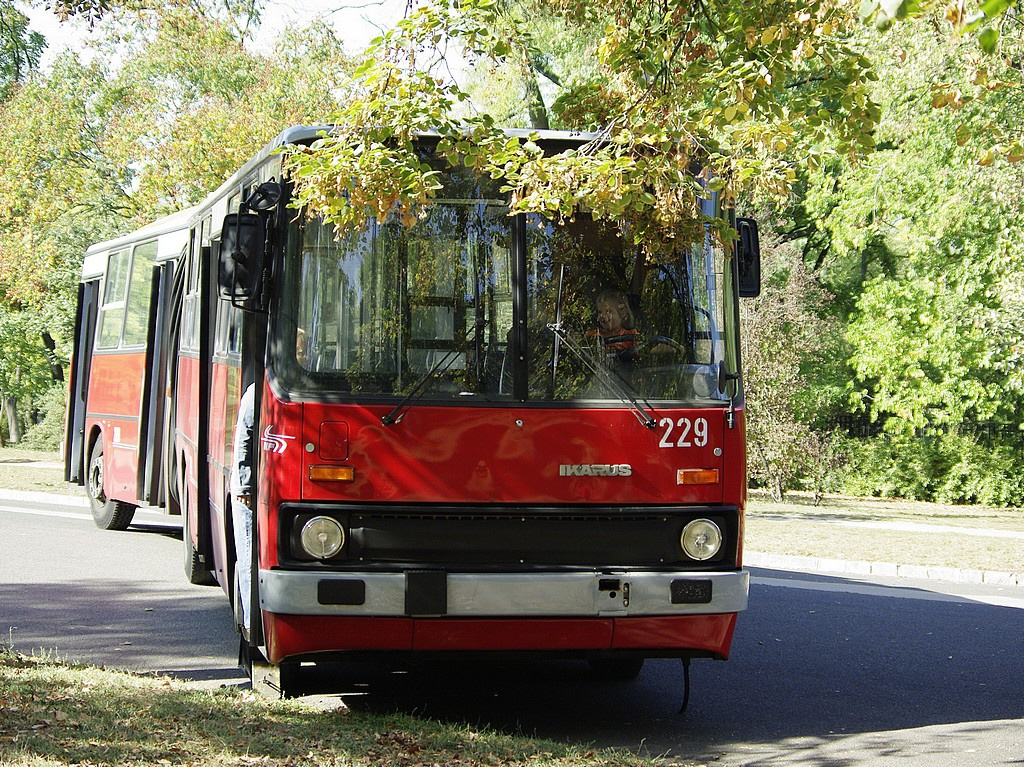 Ikarus 280T a Közlekedési Múzeumnál 11 2009.09.27