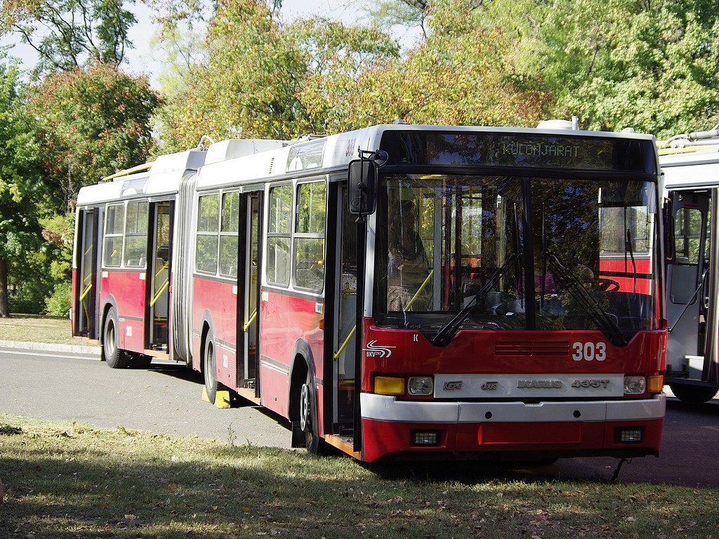 Ikarus 435T a Közlekedési Múzeumnál 3 2009.09.27