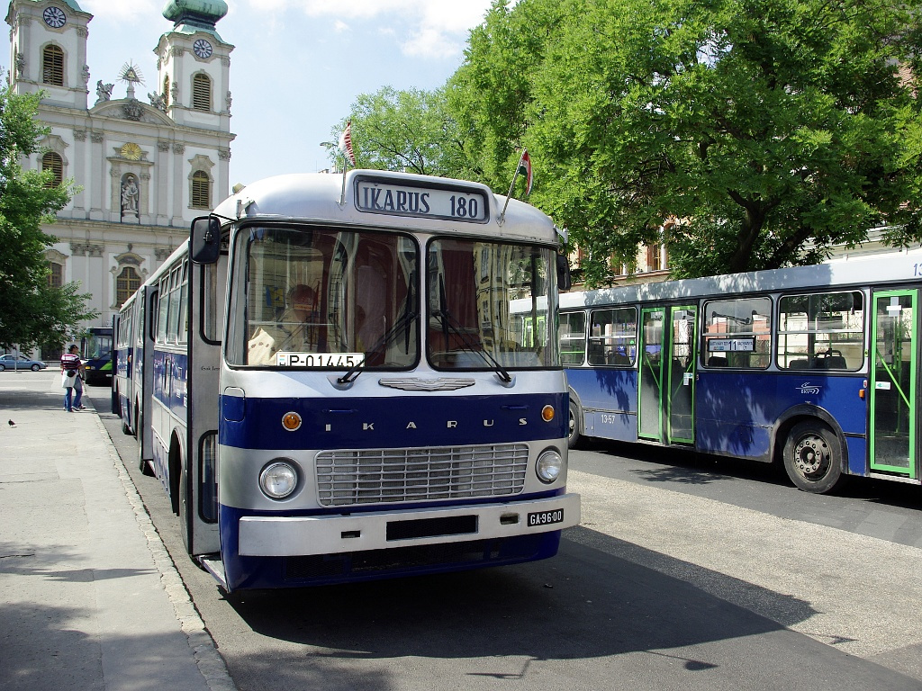 Ikarus 180 a Batthyány téren 09 2011.06.11