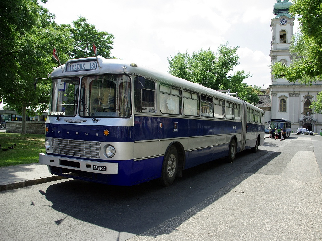 Ikarus 180 a Batthyány téren 13 2011.06.11