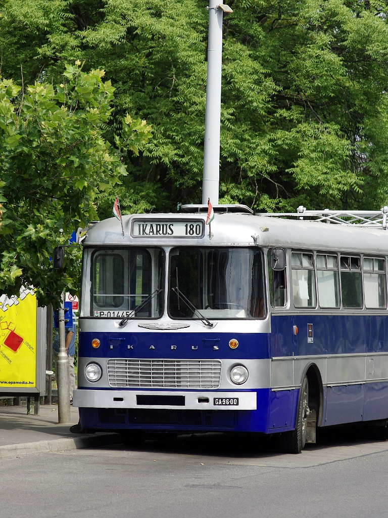 Ikarus 180 a Szentlélek téren 41 2011.06.11