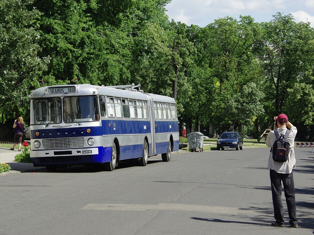 Ikarus 180 a Közlekedési múzeumnál 11 2011.06.25