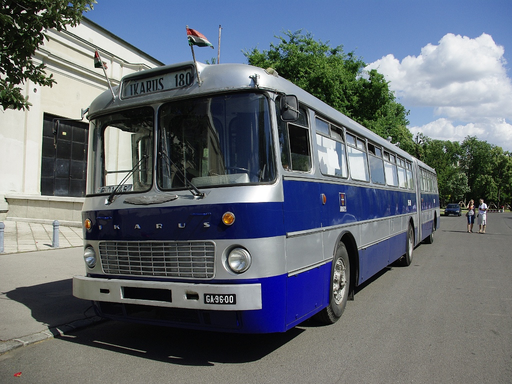 Ikarus 180 a Közlekedési múzeumnál 18 2011.06.25