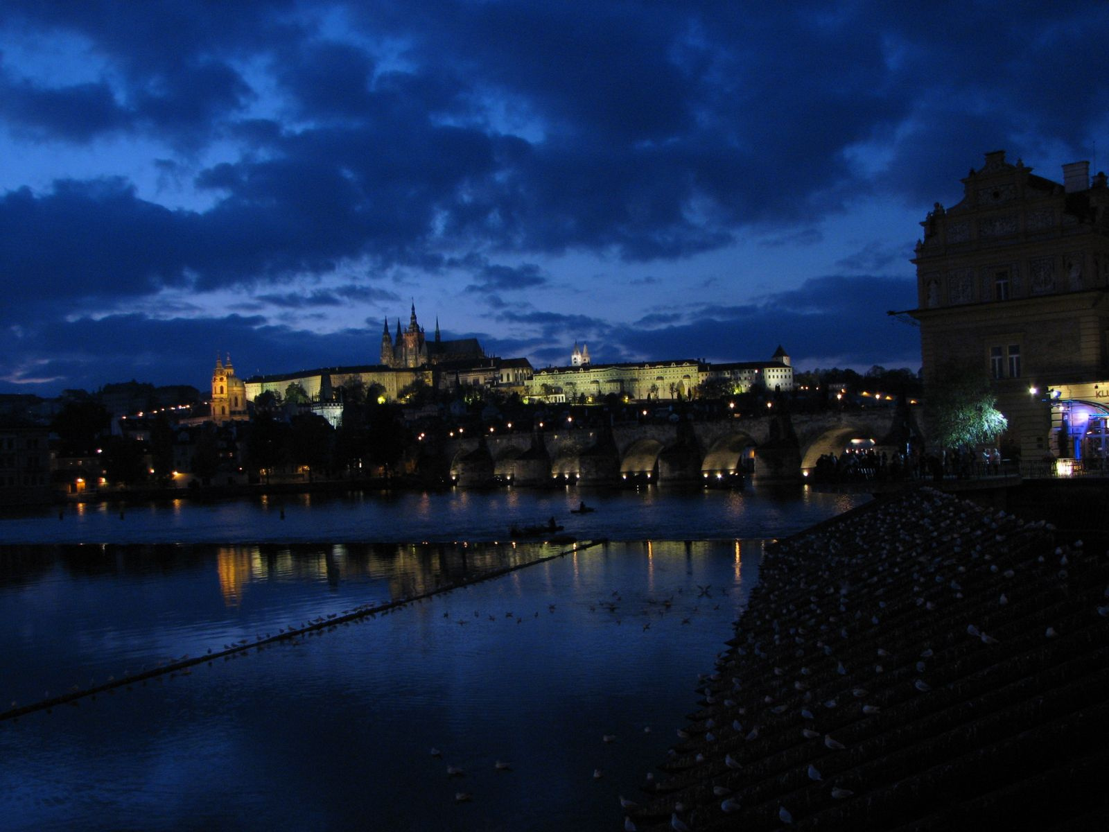 Prágai vár kivilágítva