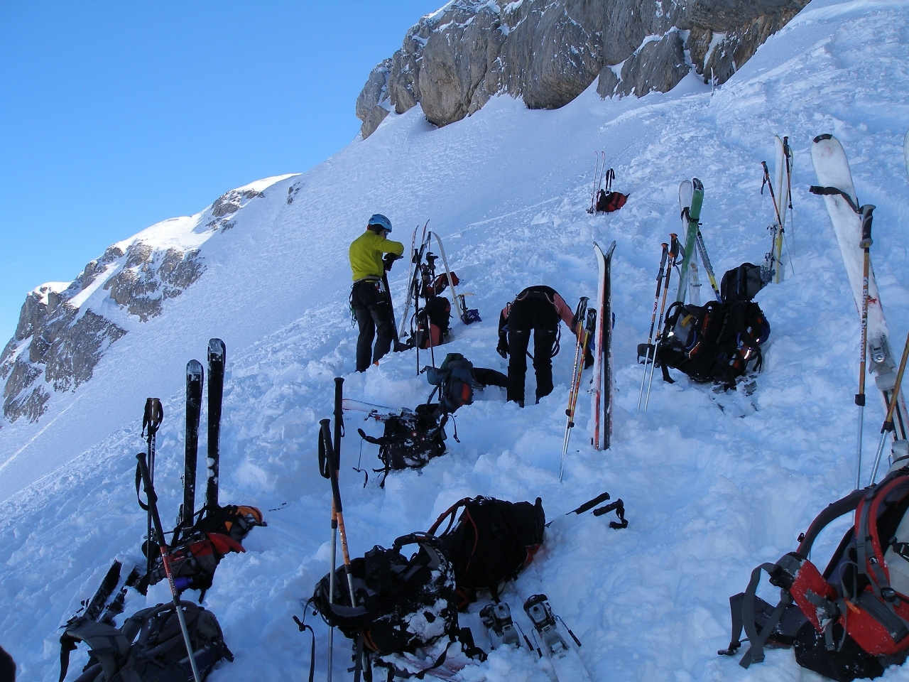 Hoher Dachstein csúcstömbje alatt, síléc depó.