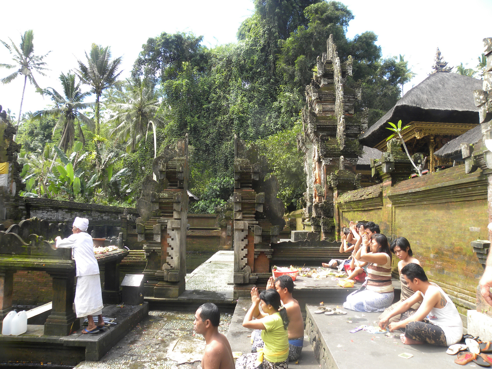 Tirtha Empul szent forrás