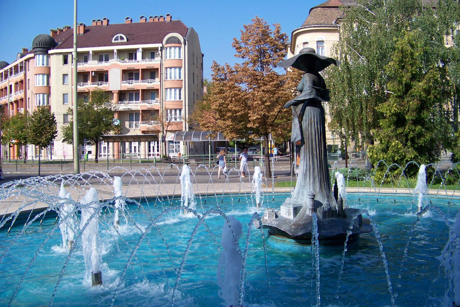 "Szeged Múzsája" szobor a szökőkútban