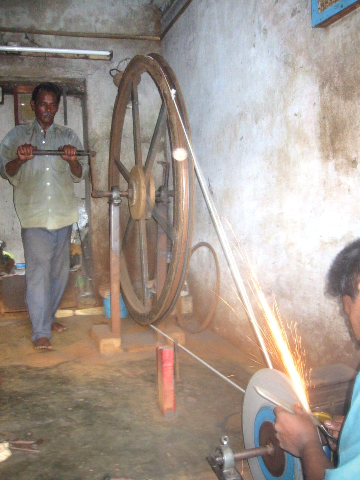 Hand-cranked knife sharpener