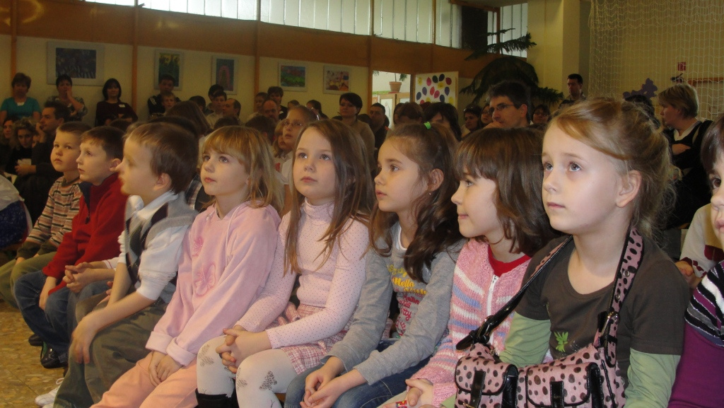 A nagyobbak bemutatkozó műsorát hallgatjuk 1