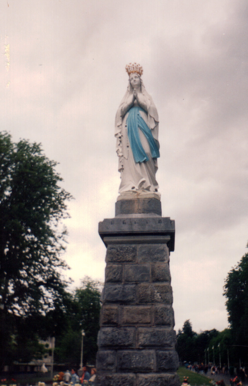 LOURDES--Mária szobor a bazilika előtt