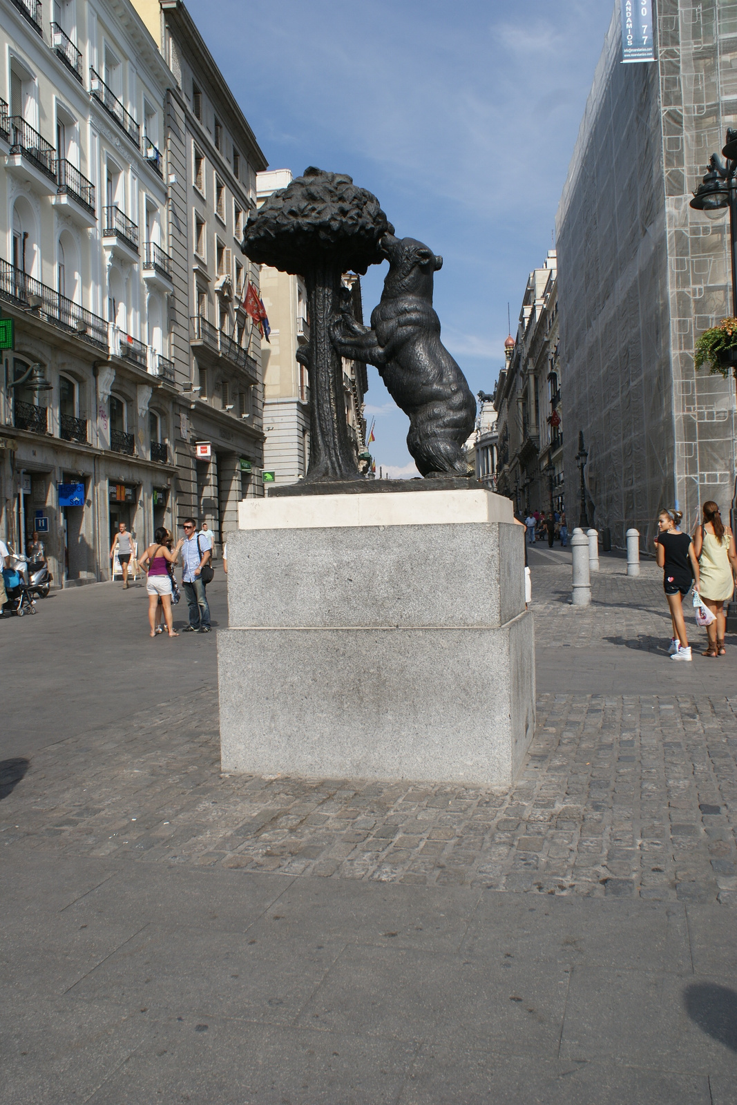 Eperfát dézsmáló medve Puerta del Sol Madrid