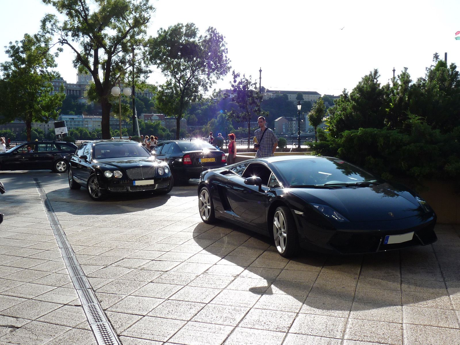 Bentley Continental Flying Spur - Lamborghini Gallardo LP560