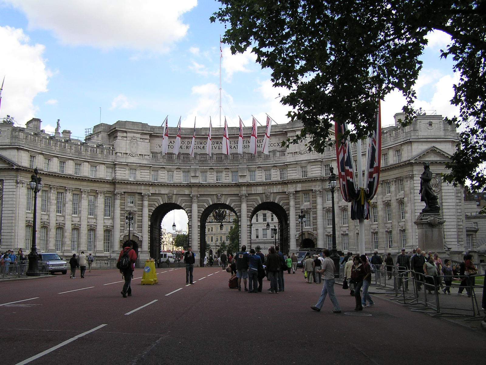 London 737 Admilarty Arch