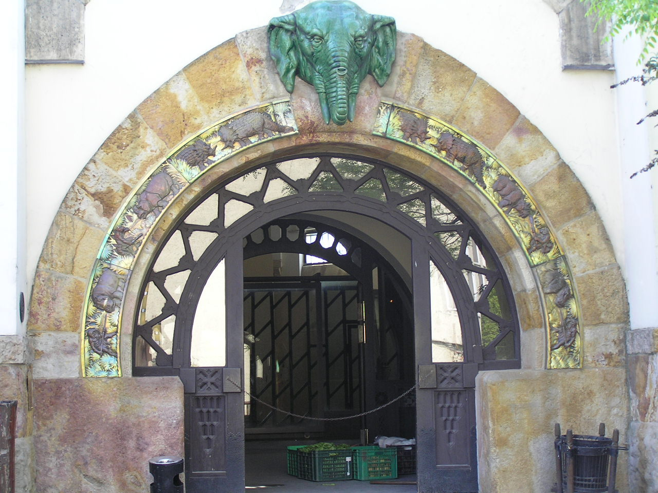 035 Elefántház kapuja