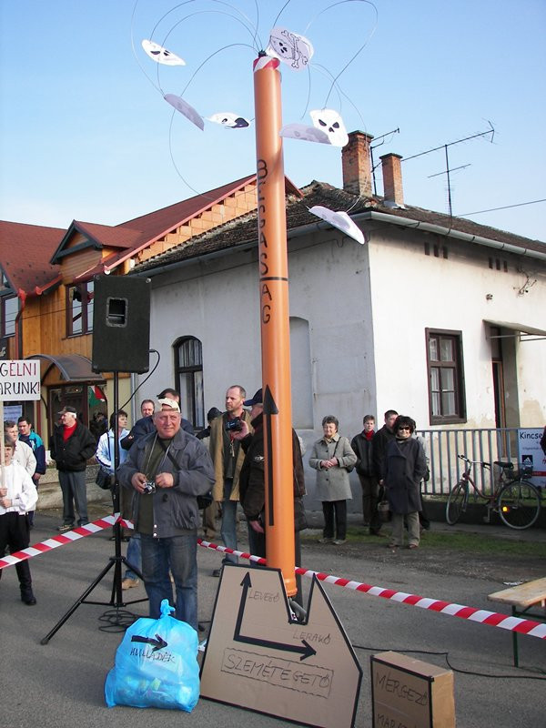 2007-02-23 Demonstráció a vasútállomás előtt