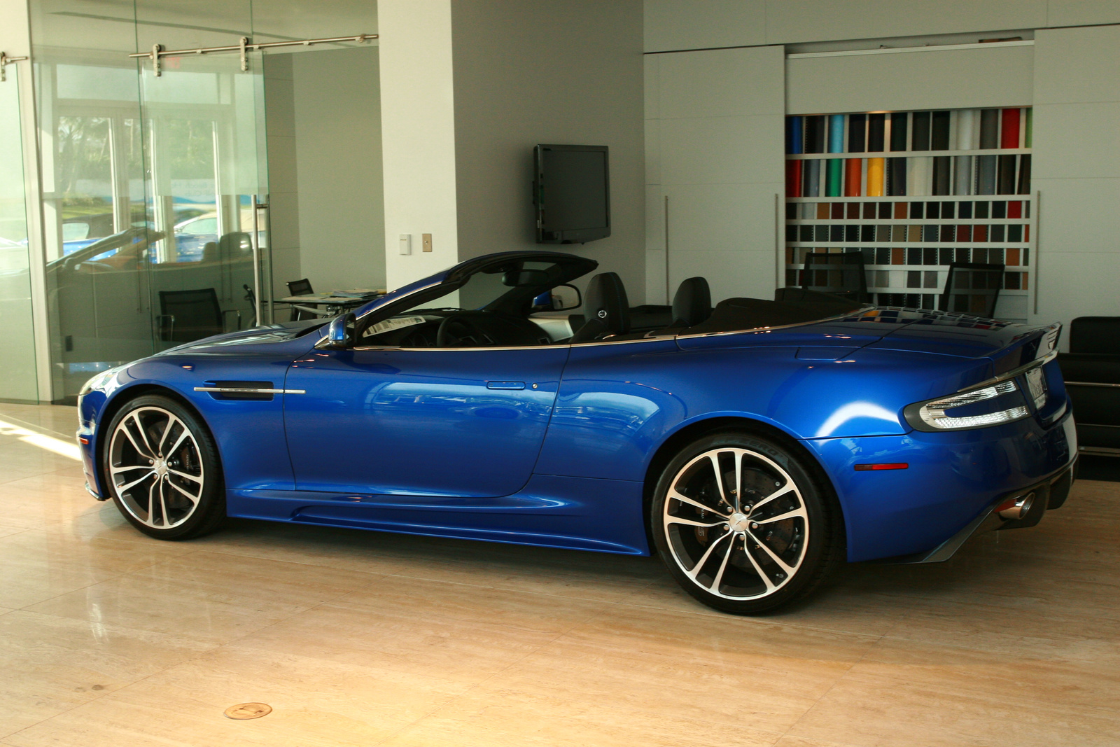 Aston Martin DBS Volante