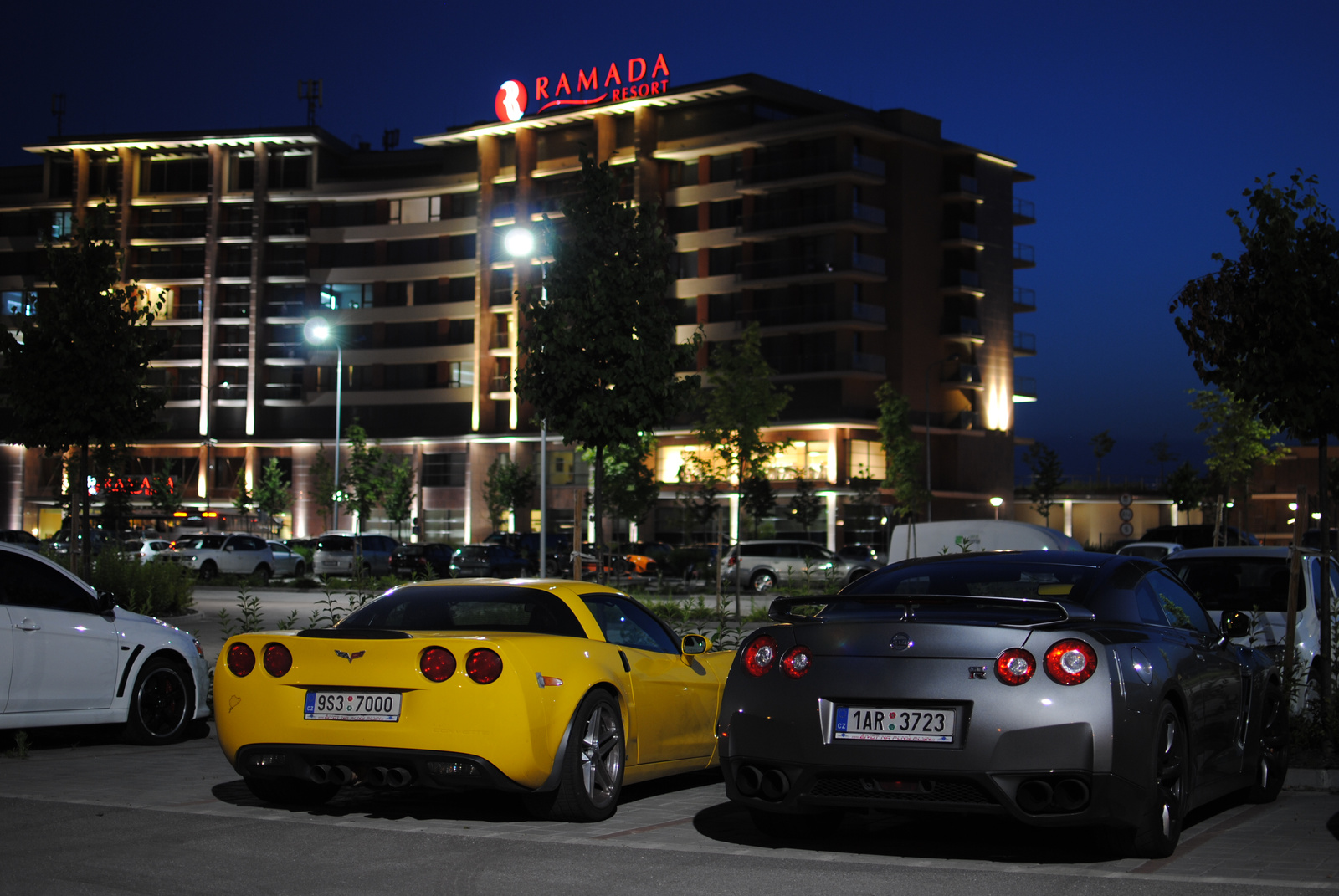 Nissan GT-R & Corvette Z06