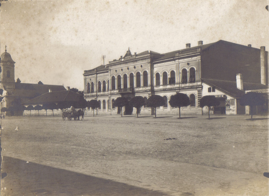 Békéscsaba,1900körül A régi katolikus templom és a Városháza