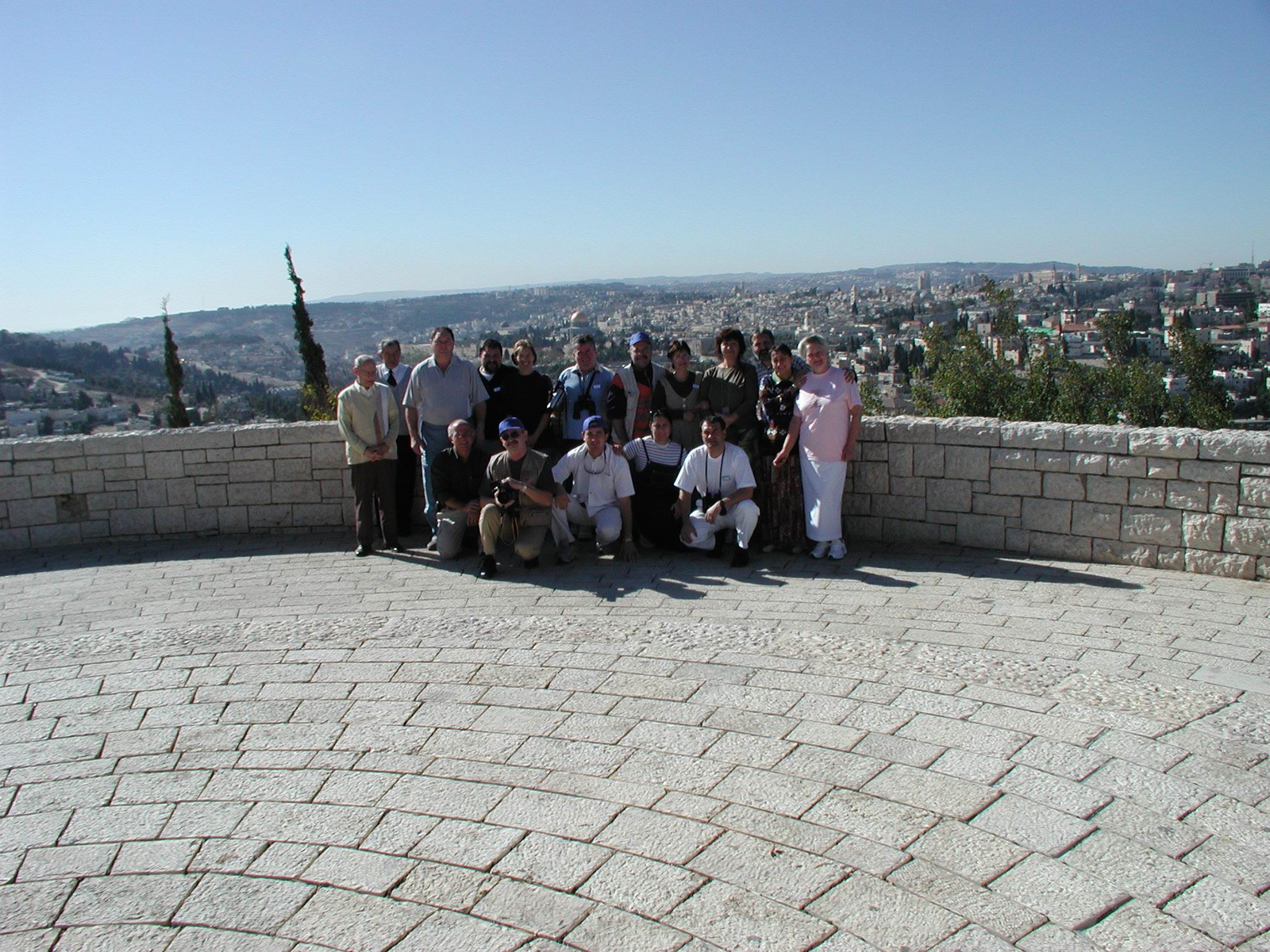 03-csoportkép jeruzsálemi háttéPB180001